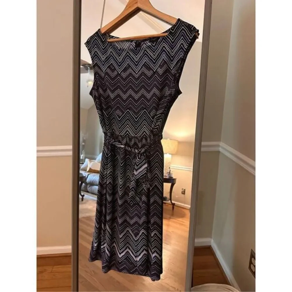 Sleeveless Chevron Print Dress - Black & White